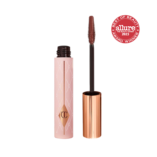 ALLURE PT MASCARA PDP 1 An open tube of a chocolate-brown-coloured mascara in a pink-coloured tube with a gold-coloured lid.