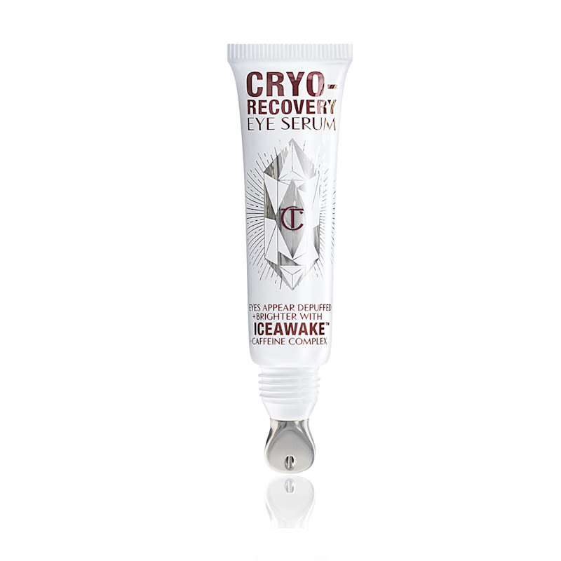 Photo du Cryo-Recovery Eye Serum pour le blogue Un tube de sérum pour le contour des yeux ouvert de couleur blanche avec des motifs géométriques argentés sur le devant et un texte sur lequel on peut lire: « Les yeux semblent dégonflés et plus lumineux grâce à l'Iceawake, complexe de caféine ».