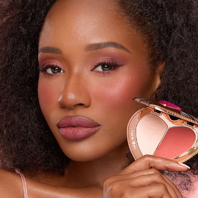 Bronze makeup look with peach setting powder Bronze makeup look with peach setting powder