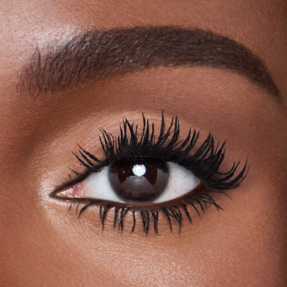 How to apply mascara for curl Model wearing Exagger-Eyes Mascara for curly lashes