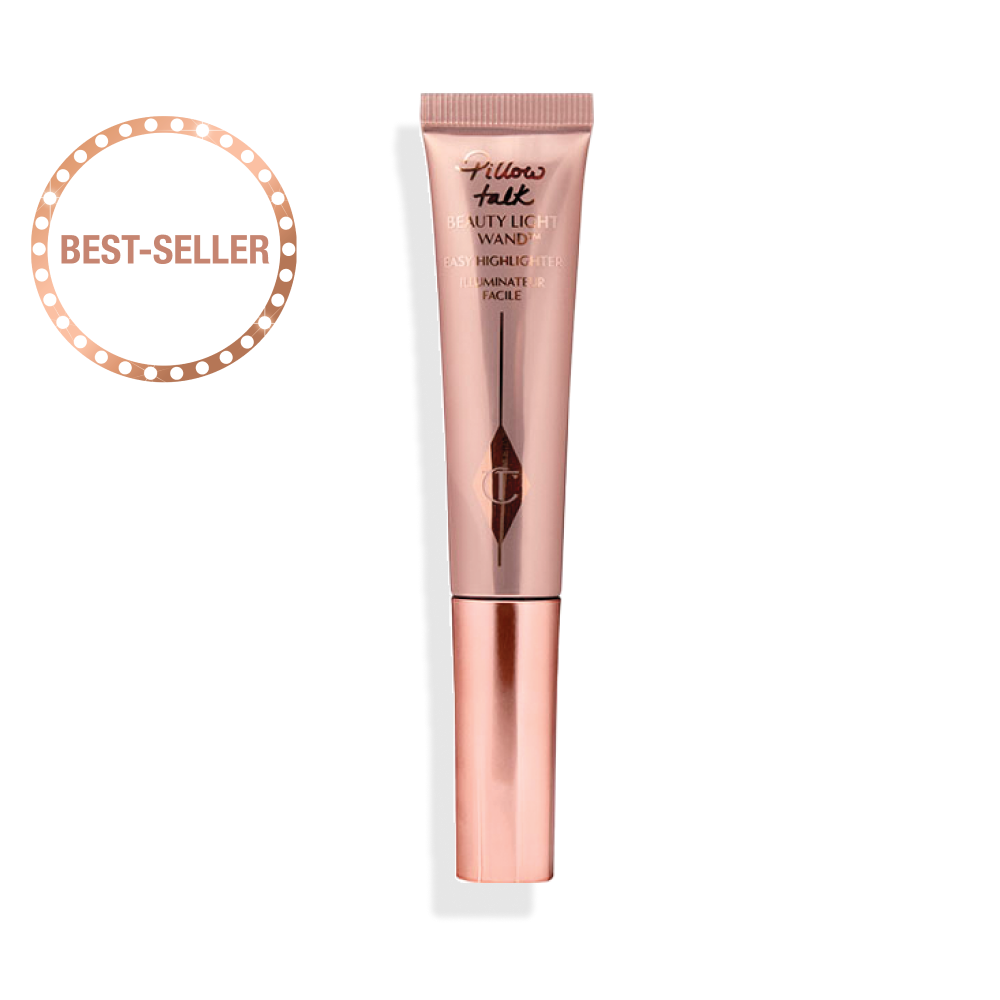 Highlighter Beauty Light Wand en Pillow Talk Original Un highlighter liquide dans un tube rose pâle réfléchissant avec un bouchon rose doré.