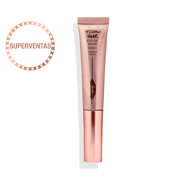 Iluminador Beauty Light Wand en Pillow Talk Original Iluminador líquido en tubo reflectante rosa pálido con tapa dorada.