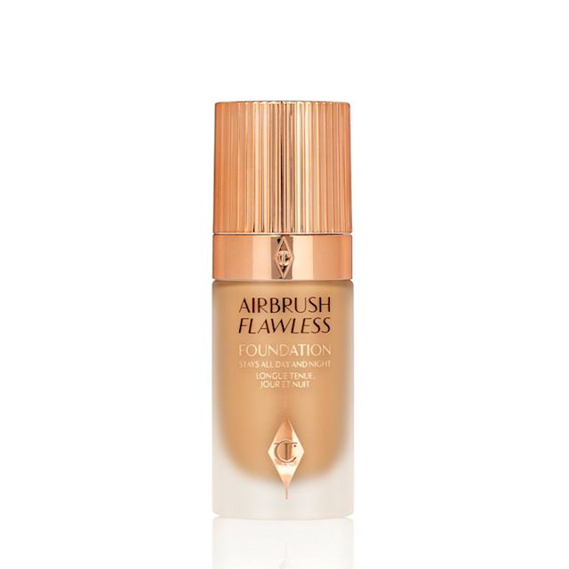 Airbrush Flawless Foundation, geschlossen Hellbeigefarbene Foundation in einer mattierten Glasflasche mit goldfarbenem Deckel.