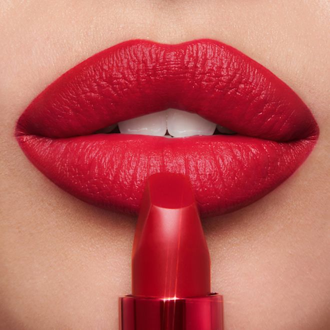 Barra de labios Hollywood Vixen en piel clara Primer plano de los labios de una modelo de piel clara, que lucen una barra de labios en el color rojo vivo Hollywood Vixen