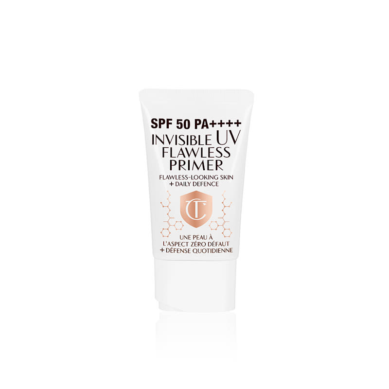 Foto del envase de Invisible UV Flawless Poreless Primer para el blog Una prebase en un envase de color blanco con una tapa de color blanco, que tiene escrito encima «invisible UV Flawless poreless primer SPF 50 PA++++».