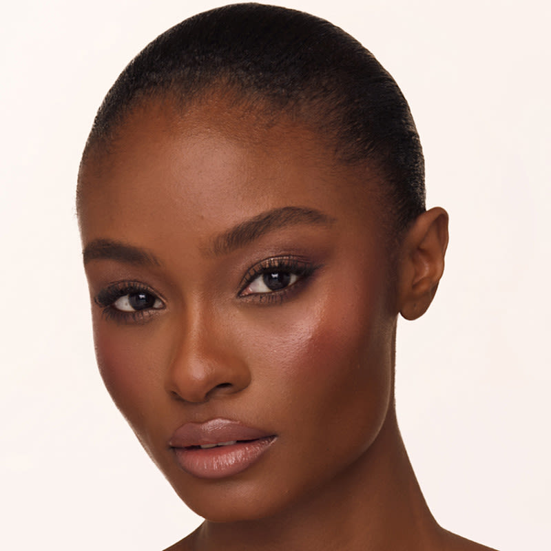 Dreamy Bronzed Beauty Christmas makeup look Dreamy Bronzed Beauty Christmas makeup look