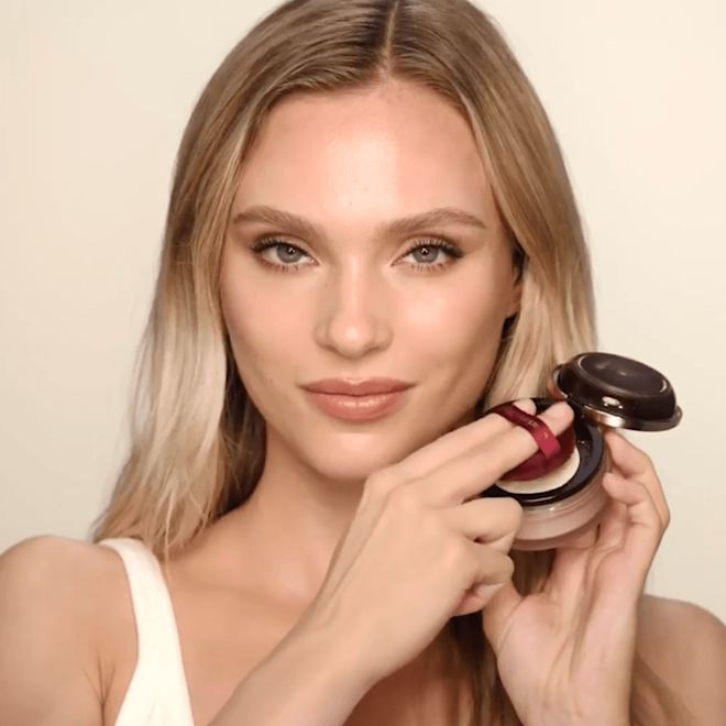Loose Powder Brightening Pink Model Application Loose Powder Brightening Pink Model Application