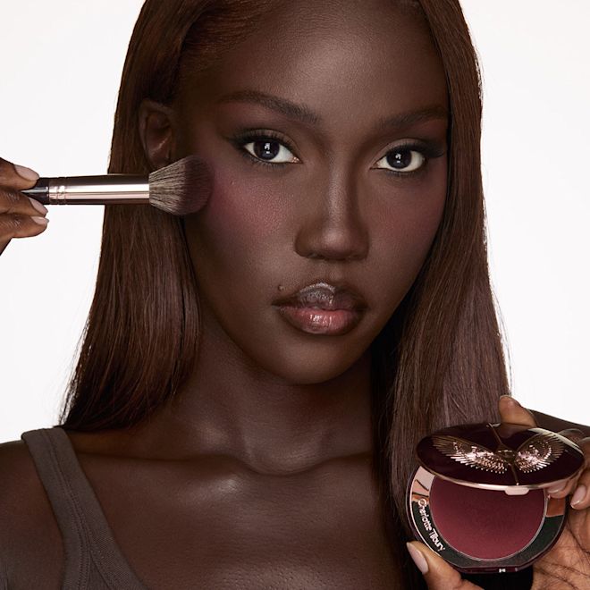 AIRbrush Blush Blur - Forbidden Cherry Model AIRbrush Blush Blur - Forbidden Cherry Model