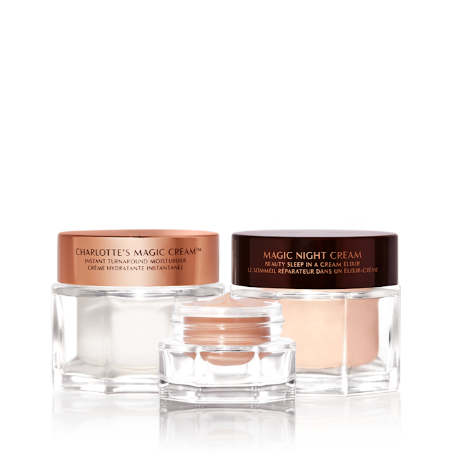 Packshot fermé de la trilogie magique Banner with pearly-white face cream, fawn-coloured eye cream, and peach-coloured night cream in glass jars with sleek lids.