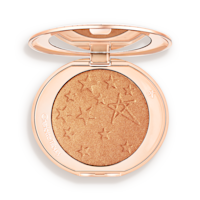 Hollywood Highlighter in Sunset Glow, geöffnet Ein schimmernder, kupfer-goldfarbener Highlighter in einer geöffneten Puderdose mit verspiegeltem Deckel.