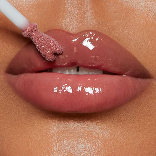 Collagen Lip Bath in Pillow Talk Medium bei Model mit mittlerem Hautton Collagen Lip Bath in Pillow Talk Medium bei Model mit mittlerem Hautton