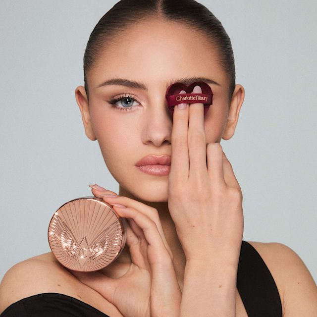 How to use loose powder to mattify oily eyelids How to use loose powder to mattify oily eyelids