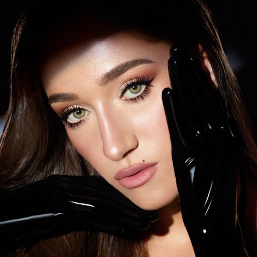 Bella Tilbury wearing Exagger-Eyes eye shadow palette Bella Tilbury wearing Exagger-Eyes eye shadow palette