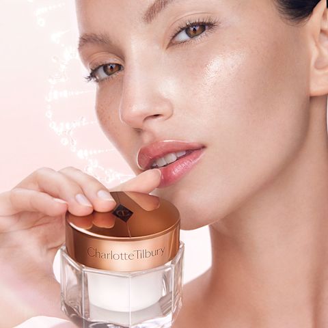 Edna avec le soin hydratant Magic Cream de Charlotte pour une peau plus lisse