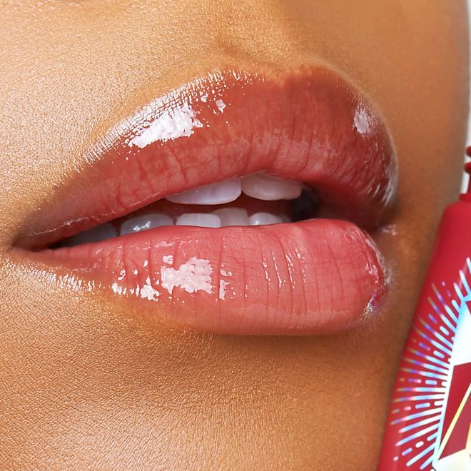 Lip Oil in Berry Bliss on deep-model lips close-up Lip Oil in Berry Bliss on deep-model lips close-up