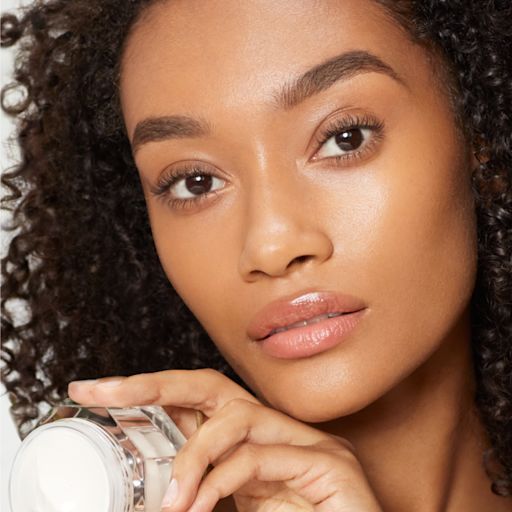 Model Holding Magic Cream Model Holding Magic Cream