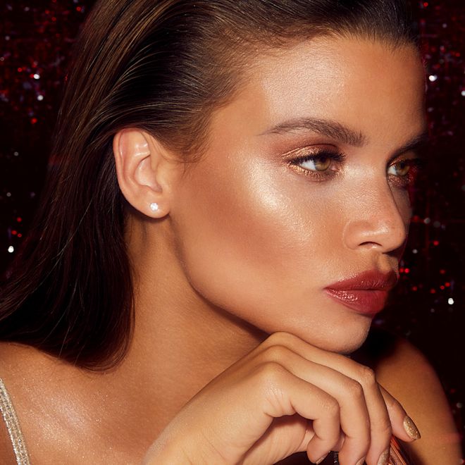 charlotte-tilbury-bar-of-gold-model charlotte-tilbury-bar-of-gold-model