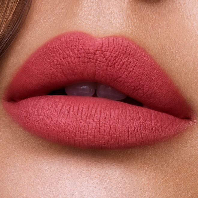 charlotte-tilbury-lips-lipstick-hollywood-lips-too-bad-im-bad-close-up_1 charlotte-tilbury-lips-lipstick-hollywood-lips-too-bad-im-bad-close-up_1