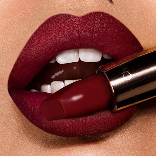 charlotte-tilbury-makeup-lipstick-matt-revolution-opium-noir-lips charlotte-tilbury-makeup-lipstick-matt-revolution-opium-noir-lips