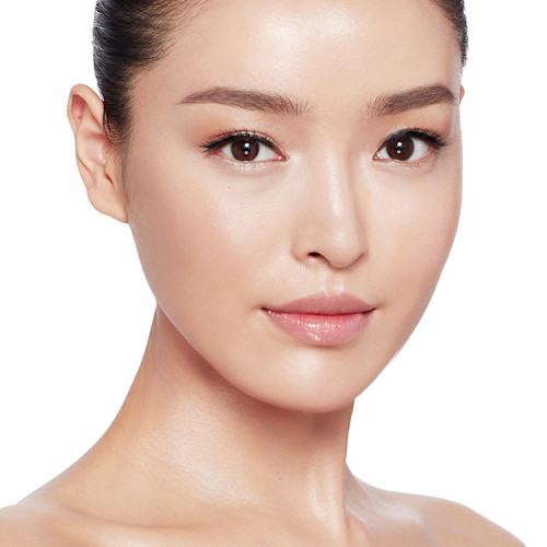 charlotte-tilbury-skincare-brightening-youth-glow-model