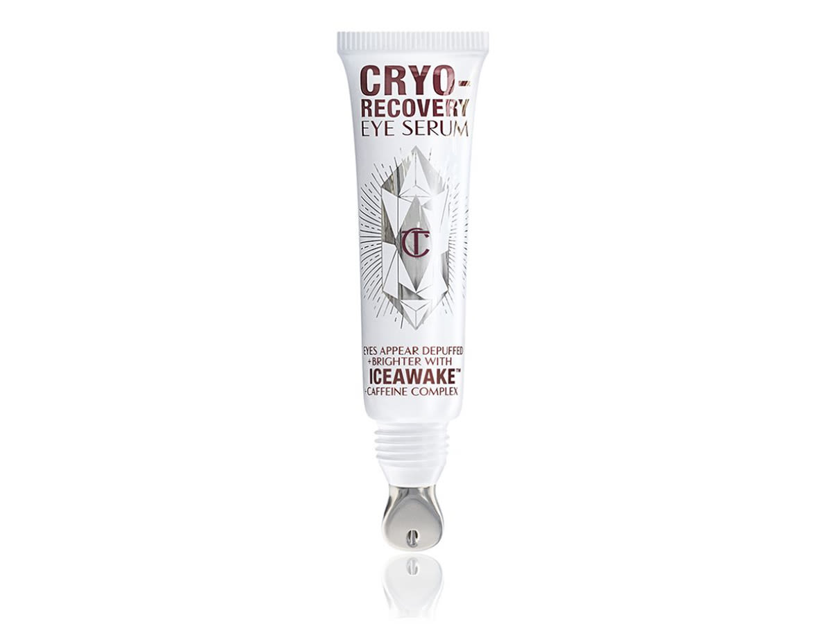 4x3 Kryo-Augenserum offener Packshot An open, white-coloured eye serum tube with silver-colour geometric patterns on the front and text written on it that reads, 'eye appear depuffed and brighter with Iceawake, caffeine complex'