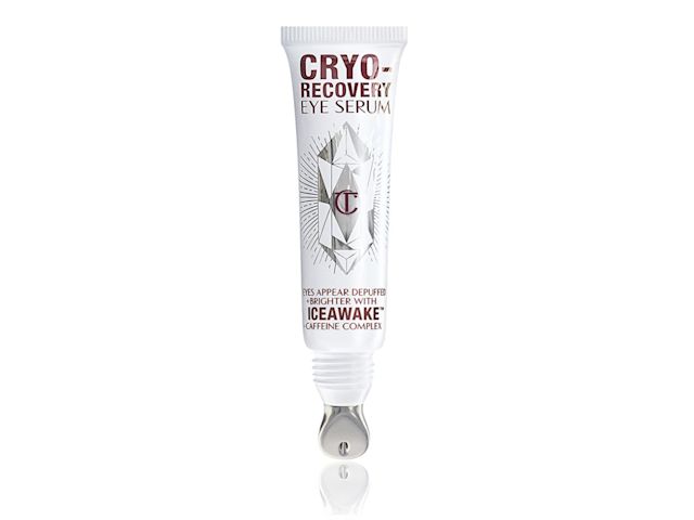 4x3 cryo sérum oculaire ouvert packshot An open, white-coloured eye serum tube with silver-colour geometric patterns on the front and text written on it that reads, 'eye appear depuffed and brighter with Iceawake, caffeine complex'