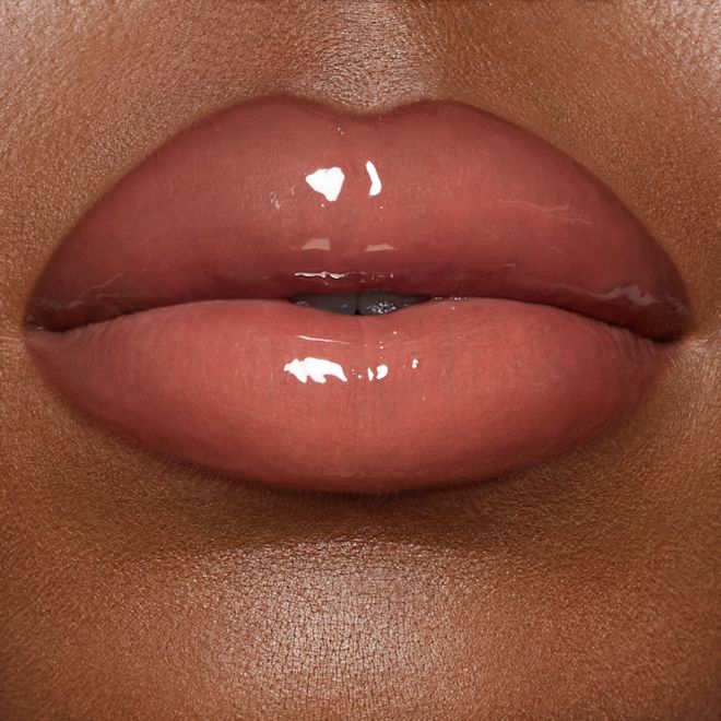 Pillow Talk Big Lip Plumpgasm - Fair/Medium on deep skin tone model Pillow Talk Big Lip Plumpgasm - Fair/Medium on deep skin tone model