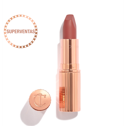 Barra de labios Matte Revolution en Pillow Talk Medium sin tapa Barra de labios abierta en rojo baya con un tubo metálico dorado y una tapa que tiene las letras CT en relieve, colocada a un lado.
