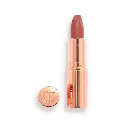 Matte Revolution Pillow Talk Medium Lippenstift mit abgenommener Kappe Geöffneter, beerenfarbener Lippenstift in goldfarbener Metallic-Hülse mit der Kappe mit CT-Prägung daneben.