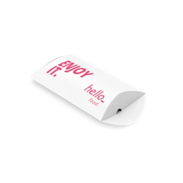 Voedselbox in het formaat van een kussen met roze/rode bedrukte tekst en logo, verkrijgbaar bij Helloprint.