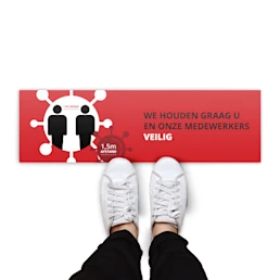 Rechthoekige vloerstickers met rood achtergrond en met de tekst "we houden graag u en onze medewerkers veilig".