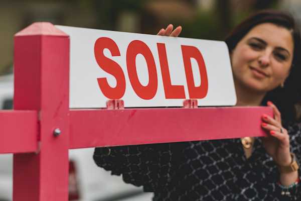 How to Be a Successful Part-Time Real Estate Agent blog post image