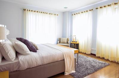 white-bed-comforter-during-daytimne-90317