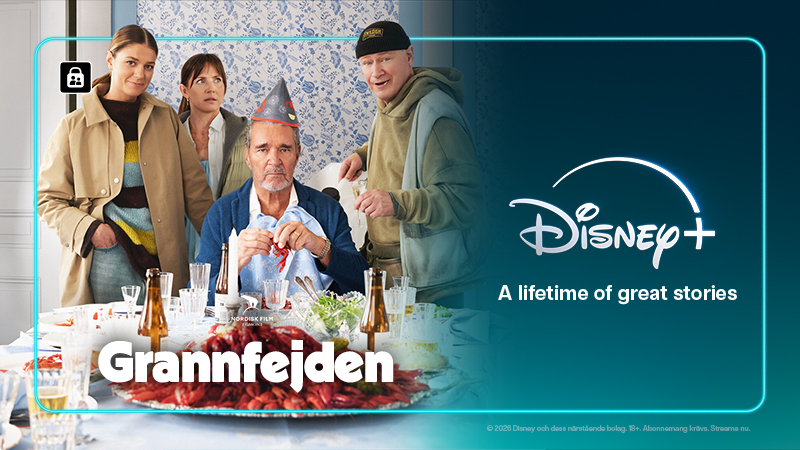 Reklamaffisch för filmen Grannfejden på Disney+, med fyra personer runt ett kräftskiva-bord.