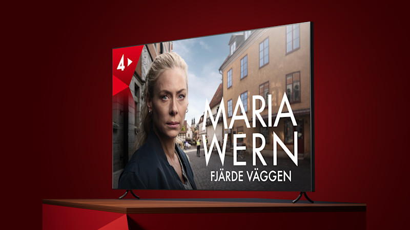 En TV visar Maria Wern: Fjärde Väggen på TV4 Play, med en blond kvinna mot en stadsbakgrund, på röd bakgrund.