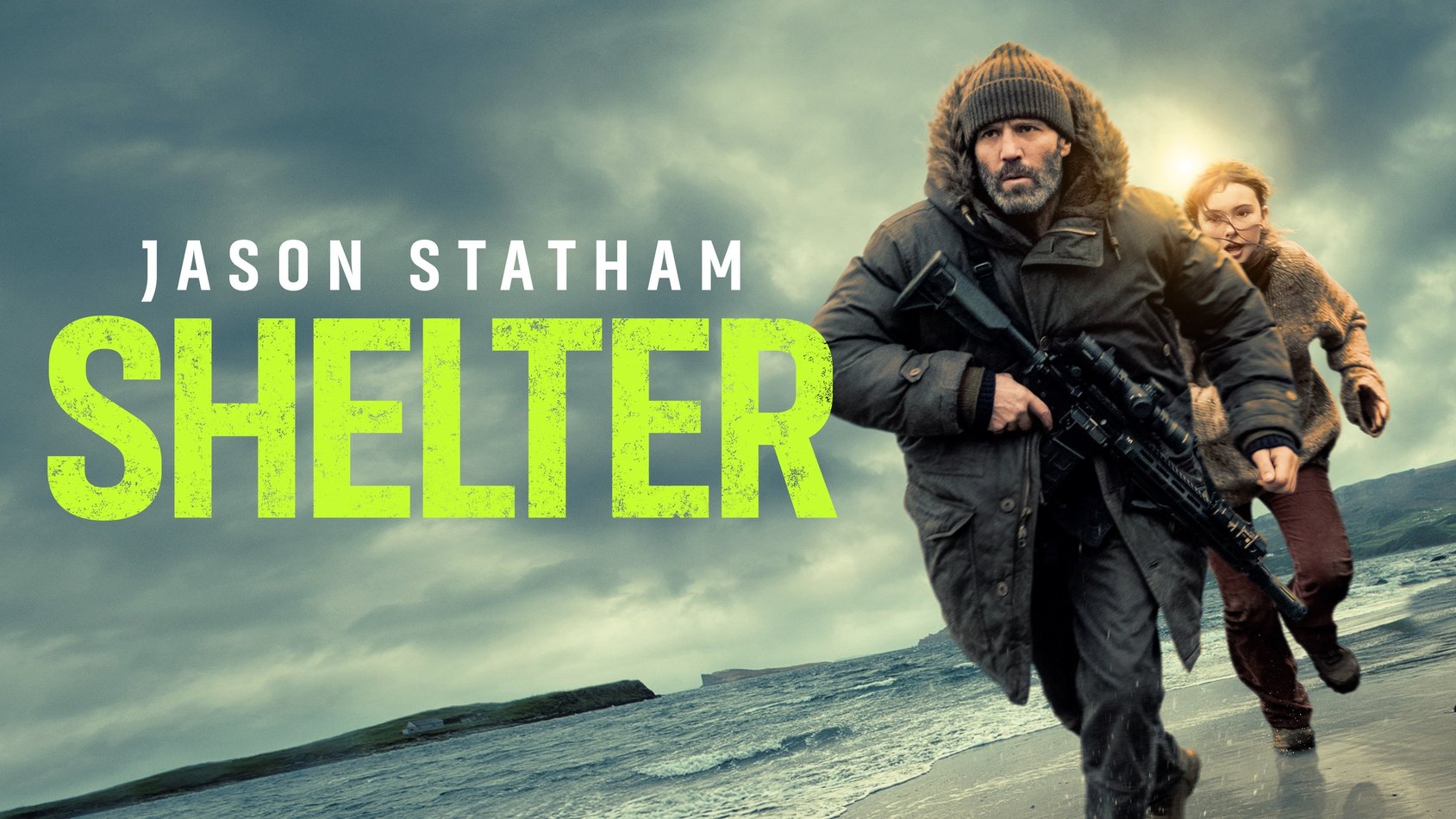 Filmaffisch för Shelter med Jason Statham. En beväpnad man i vinterjacka springer på en strand med ett barn bakom sig.