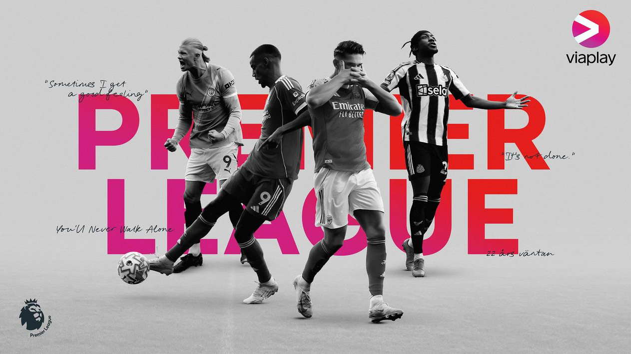 Fyra Premier League-spelare i aktion mot grå bakgrund med rosa och röd text. Viaplay-logotyp i hörnet.