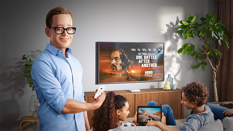 Boxer-Robert framför en tv-skärm med titeln One Battle After Another i tv:n.