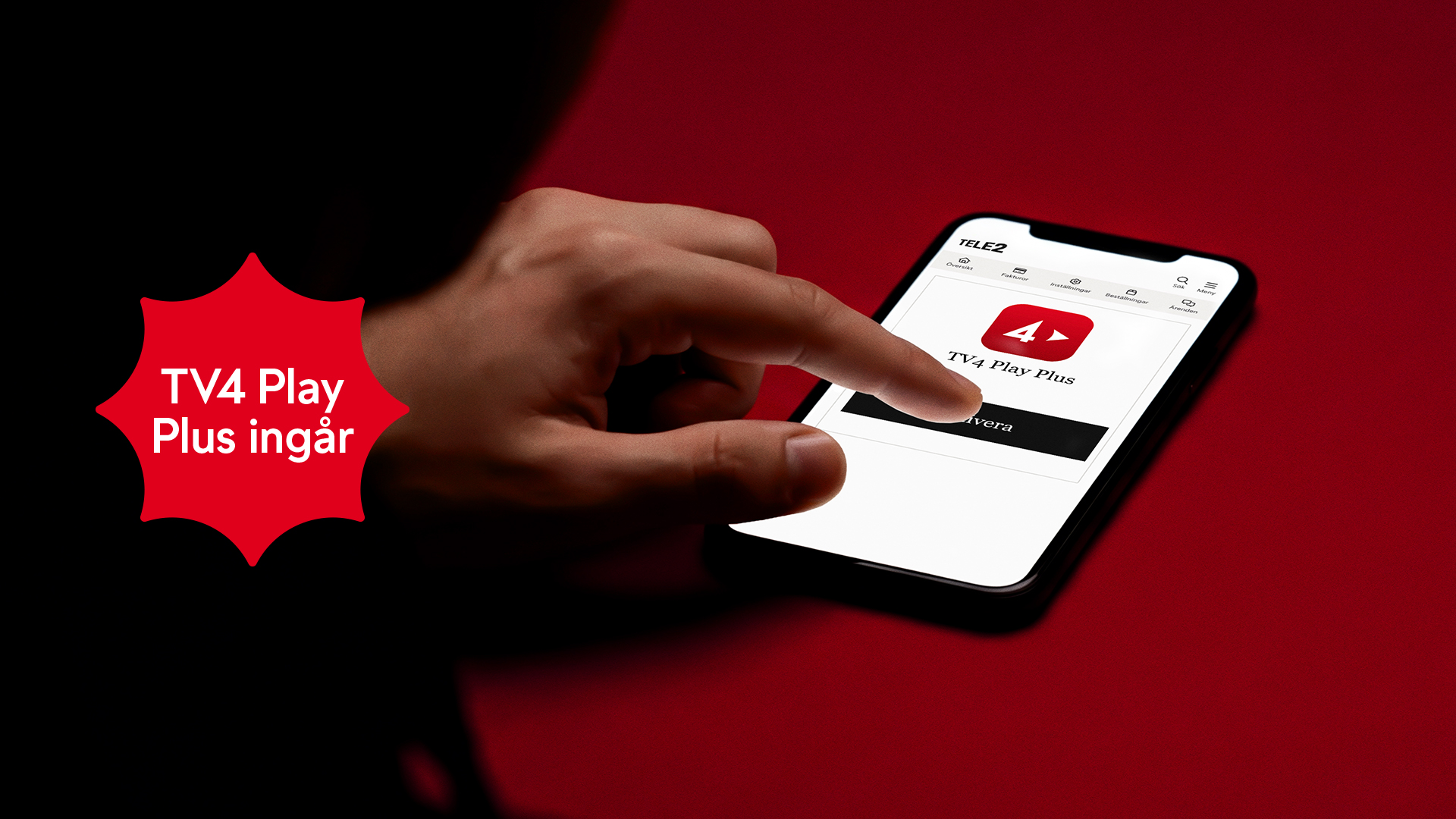 Hand som pekar på en smartphone med Tele2-appen och TV4 Play Plus-logotypen. Röd stjärnformad etikett visar "TV4 Play Plus ingår".