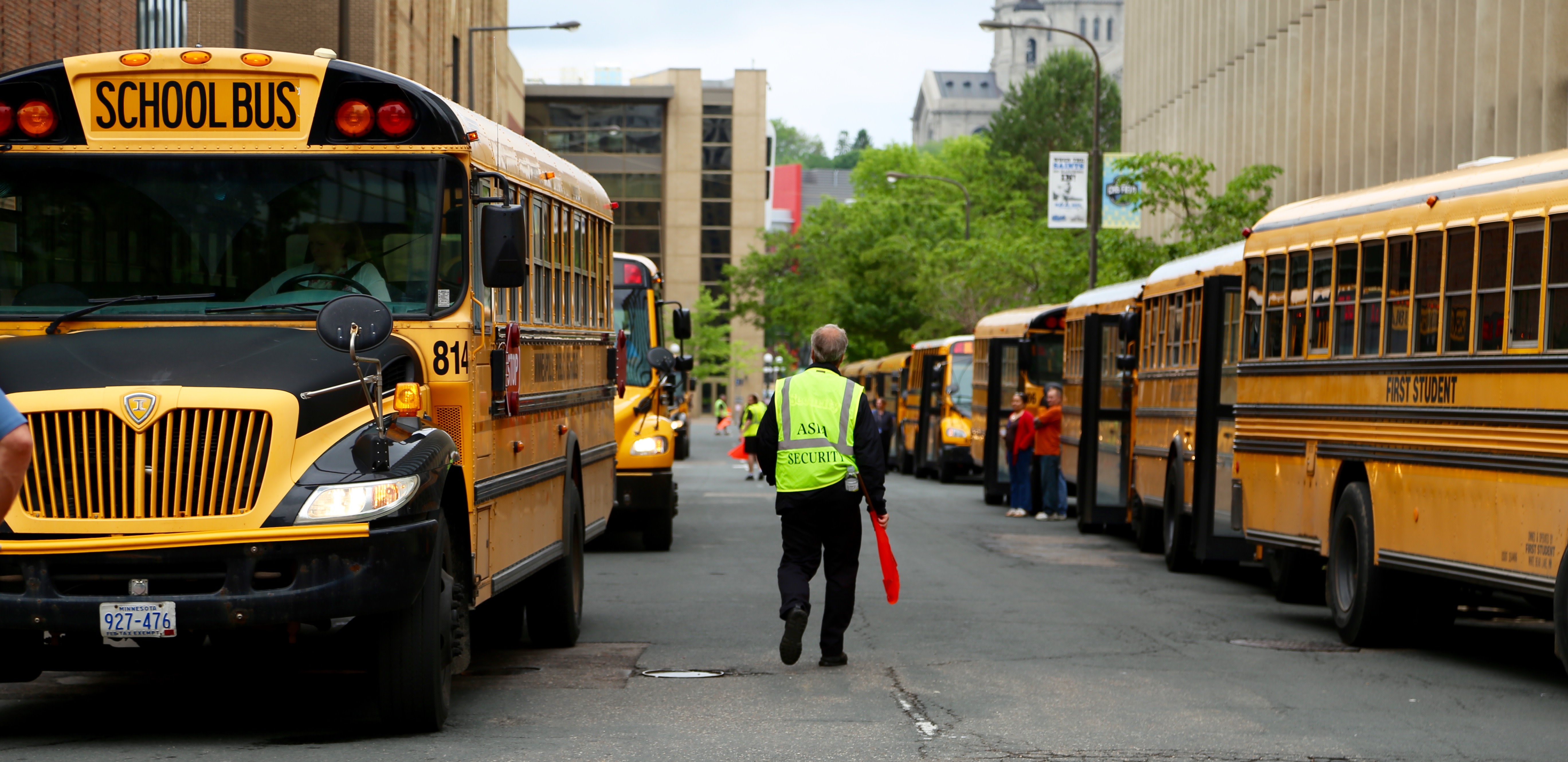 Buses arriving for school performances. Photo by Laura Alpizar.