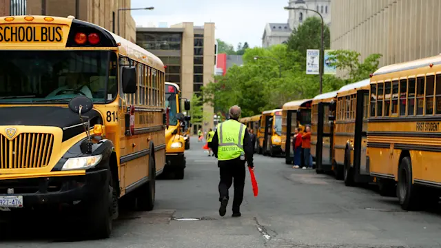 Buses arriving for school performances. Photo by Laura Alpizar.