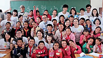 2013年6月,设计部员工志愿者在云南江丽市古城区大东乡建新宝洁希望小学。