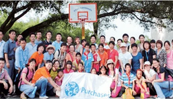 2012年6月,采购部的员工志愿者在广东阳山县宝洁希望小学。