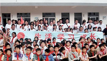 2010年6月,博朗厂员工志愿者在安徽歙县宝洁博朗员工希望小学。
