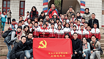 2011年3月，上海零售運營團隊的員工志愿者在江西上饒清水鄉寶潔希望小學。