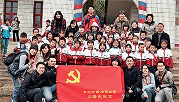 2011年3月,上海零售运营团队的员工志愿者在江西上饶清水乡宝洁希望小学。
