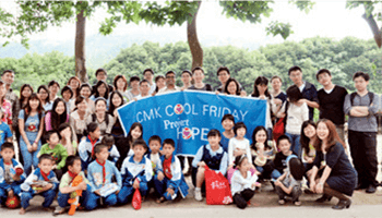 2012年4月，市場研究部的員工志愿者在廣東佛岡縣華潤萬家寶潔希望小學。