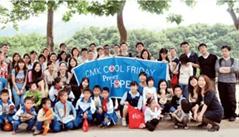 2012年4月,市场研究部的员工志愿者在广东佛冈县华润万家宝洁希望小学。
