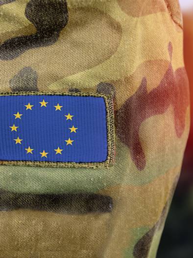 A patch on a soldier's uniform displaying the European flag.