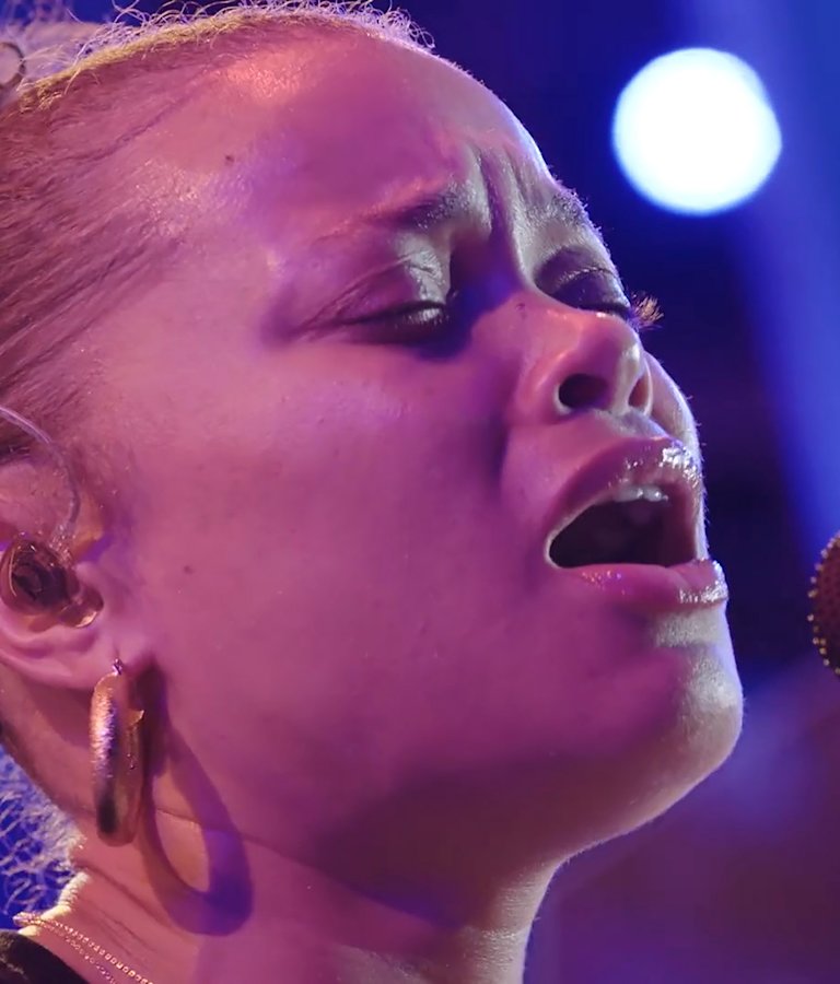 Andra Day, close-up